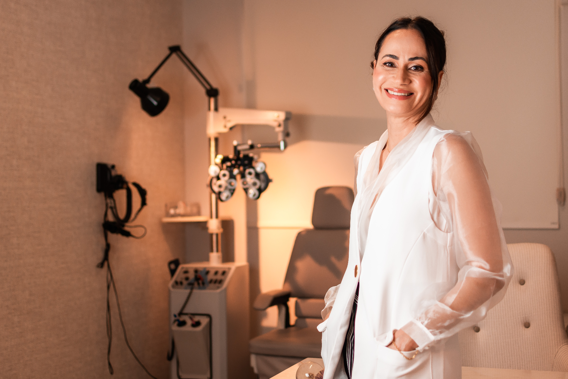 Dra. Marília Brasil em seu consultório oftalmológico em Florianópolis